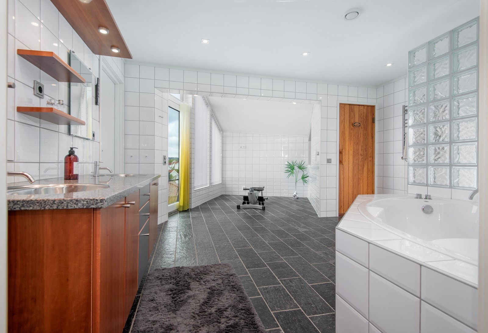 Pent helfliset bad med varme i gulvet. Galleribilde