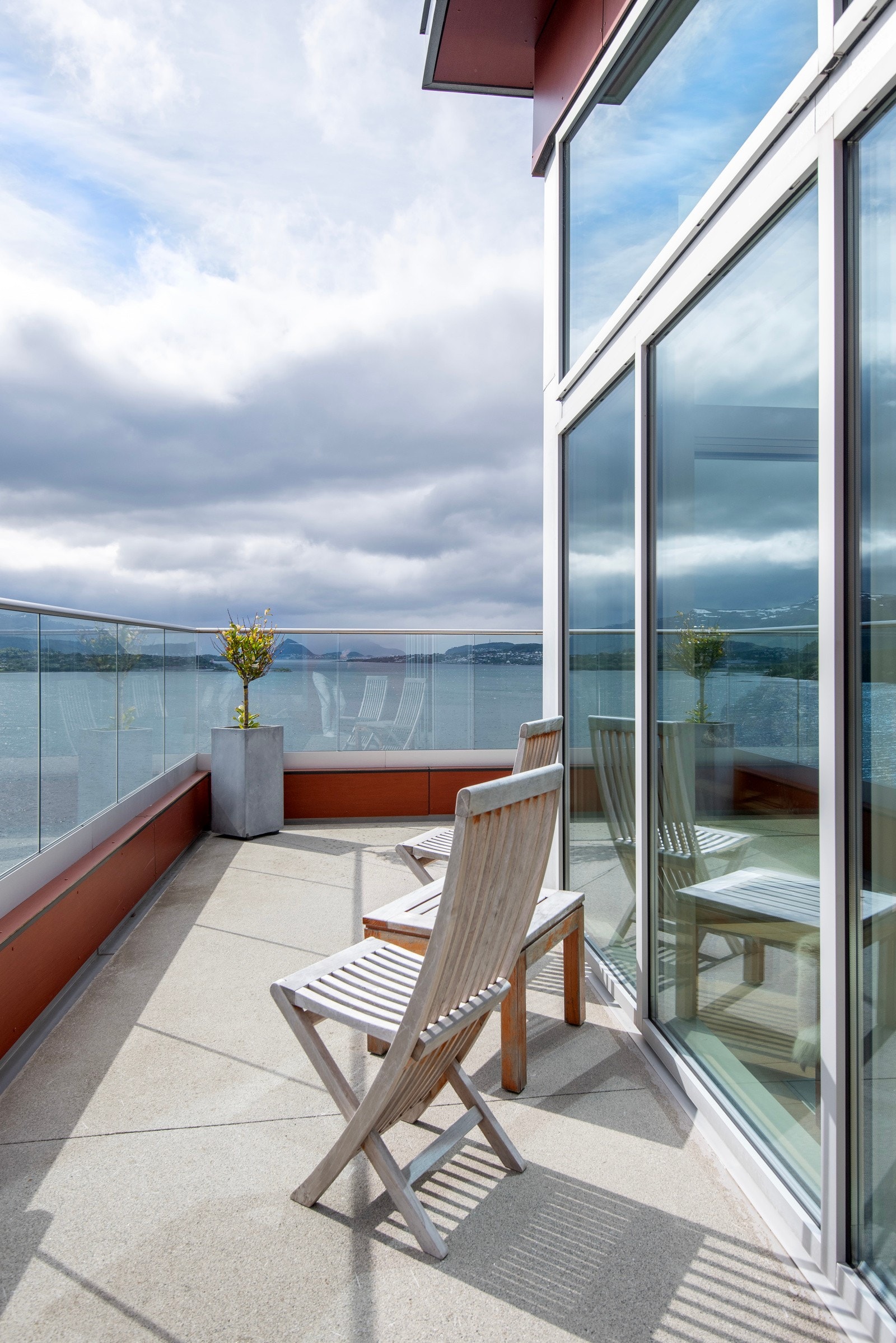 Terrasse ved stuen i øverste del. Galleribilde