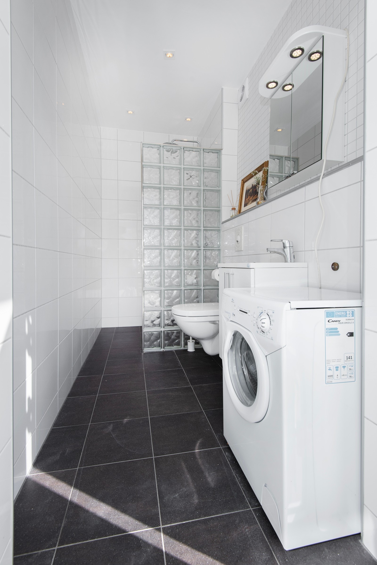 Baderom/ vaskerom tilhørende hagestue/ anneks. Galleribilde