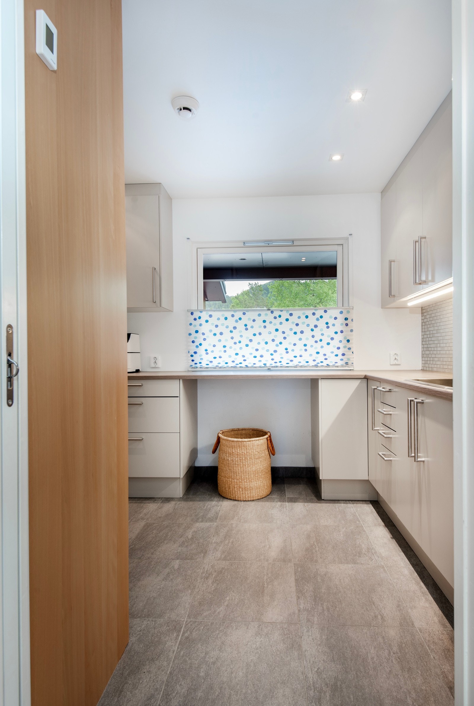 Vaskerommet er er fra 2012. Det er fliser på gulvet med vannbåren varme. Galleribilde