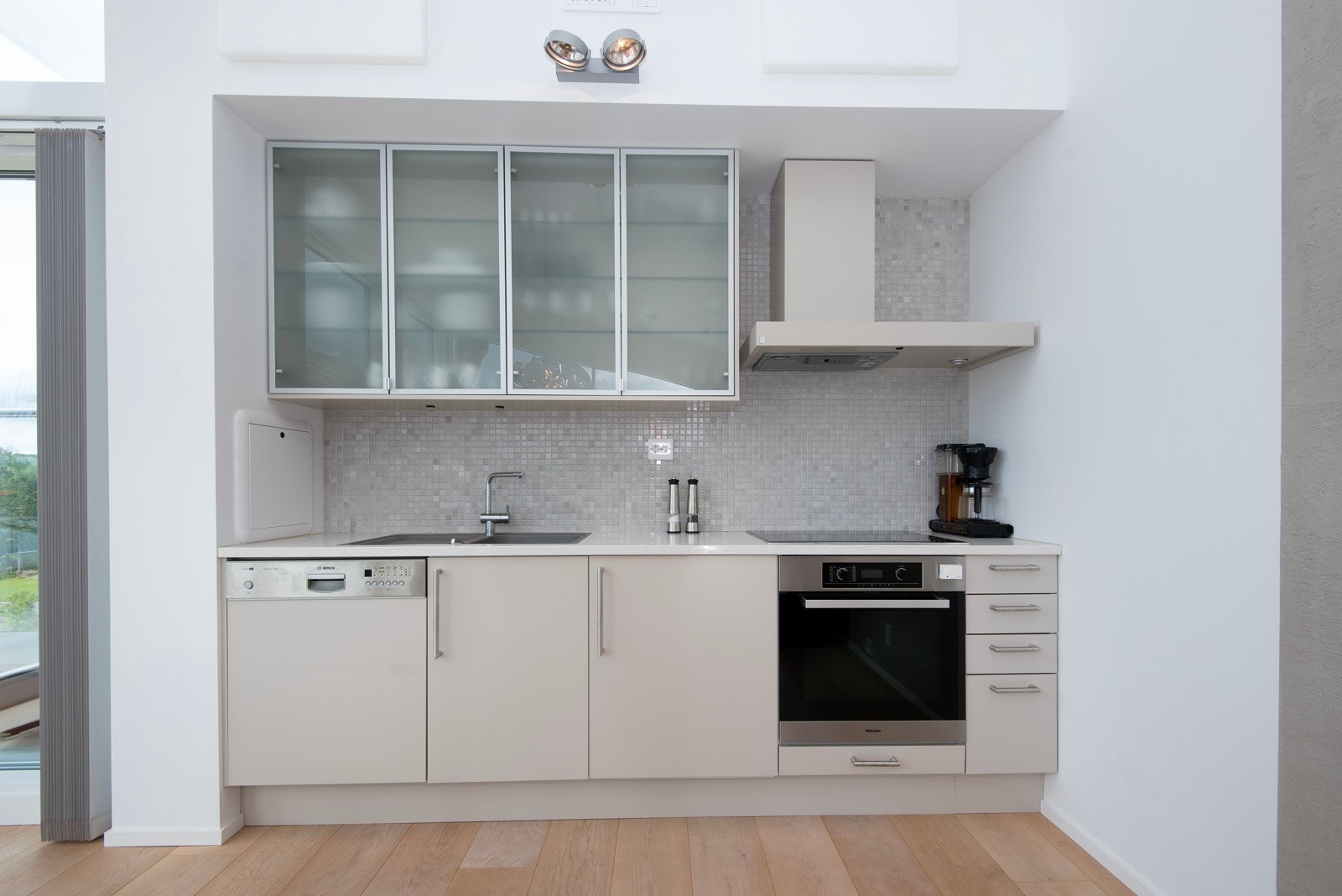 Stuen har eget kjøkken, for enkel matservering til familie og gjester. Galleribilde