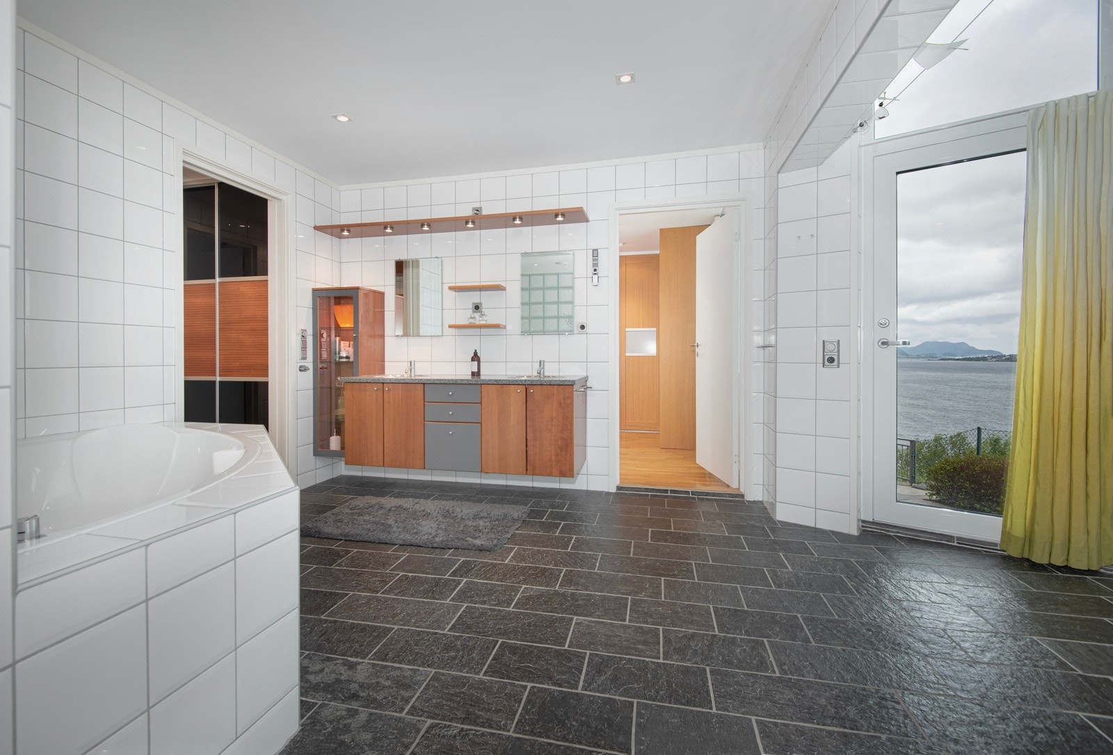 Et romslig spa-bad med badekar, dusj, badstue og direkte utgang til solterrasse med jacuzzi. Eller snøbad om ønsket om vinteren. Galleribilde