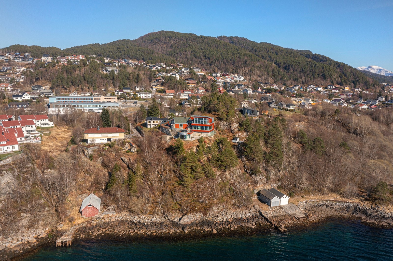 Boligen ligger ved populært boligområde. Det er kort vei til skole, barnehage og dagligvarehandel. Galleribilde