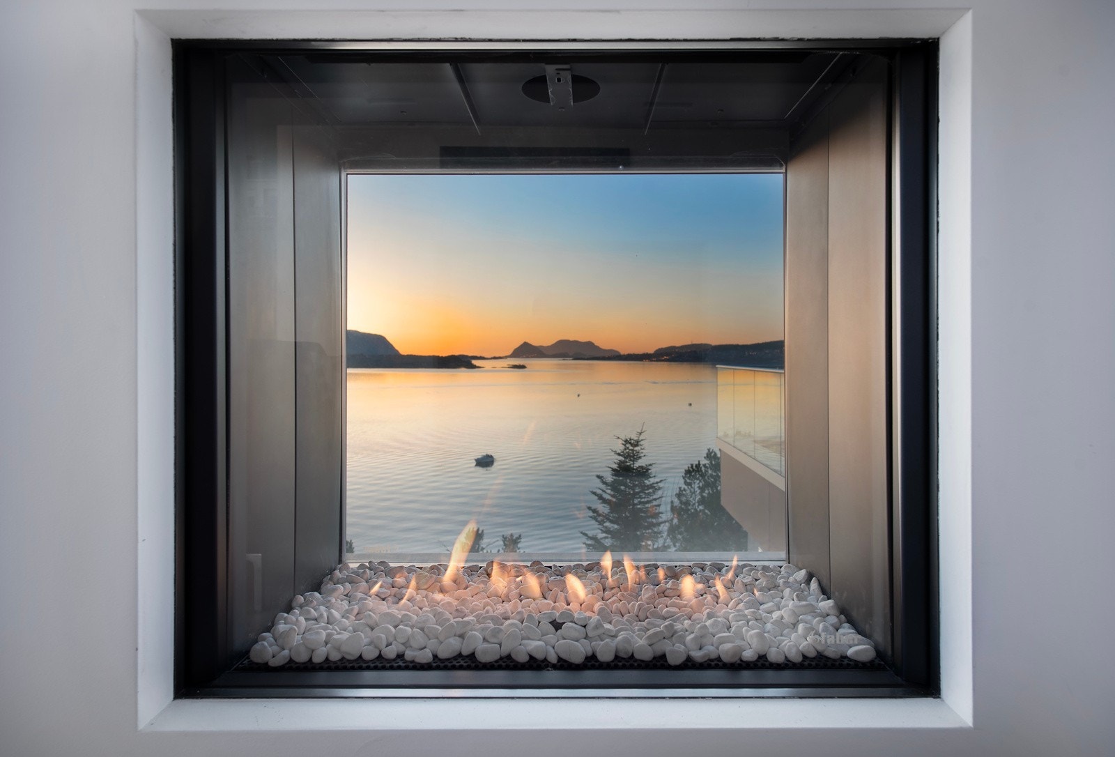 Moderne og delikat gasspeis, til og med her kan en se den vakre utsikten. Galleribilde