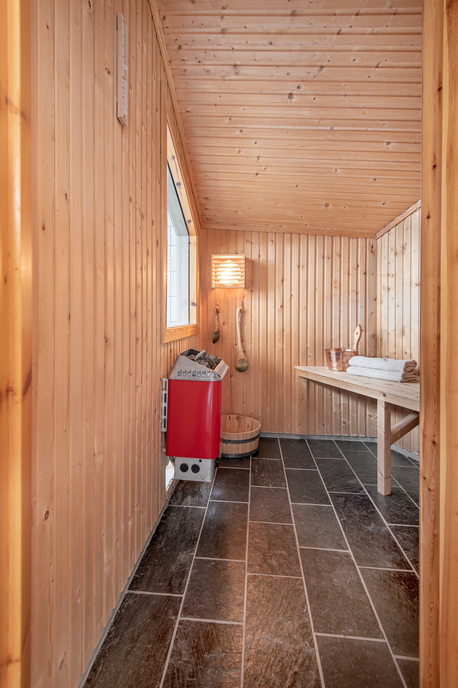 Badstue med fjordutsikt. Galleribilde