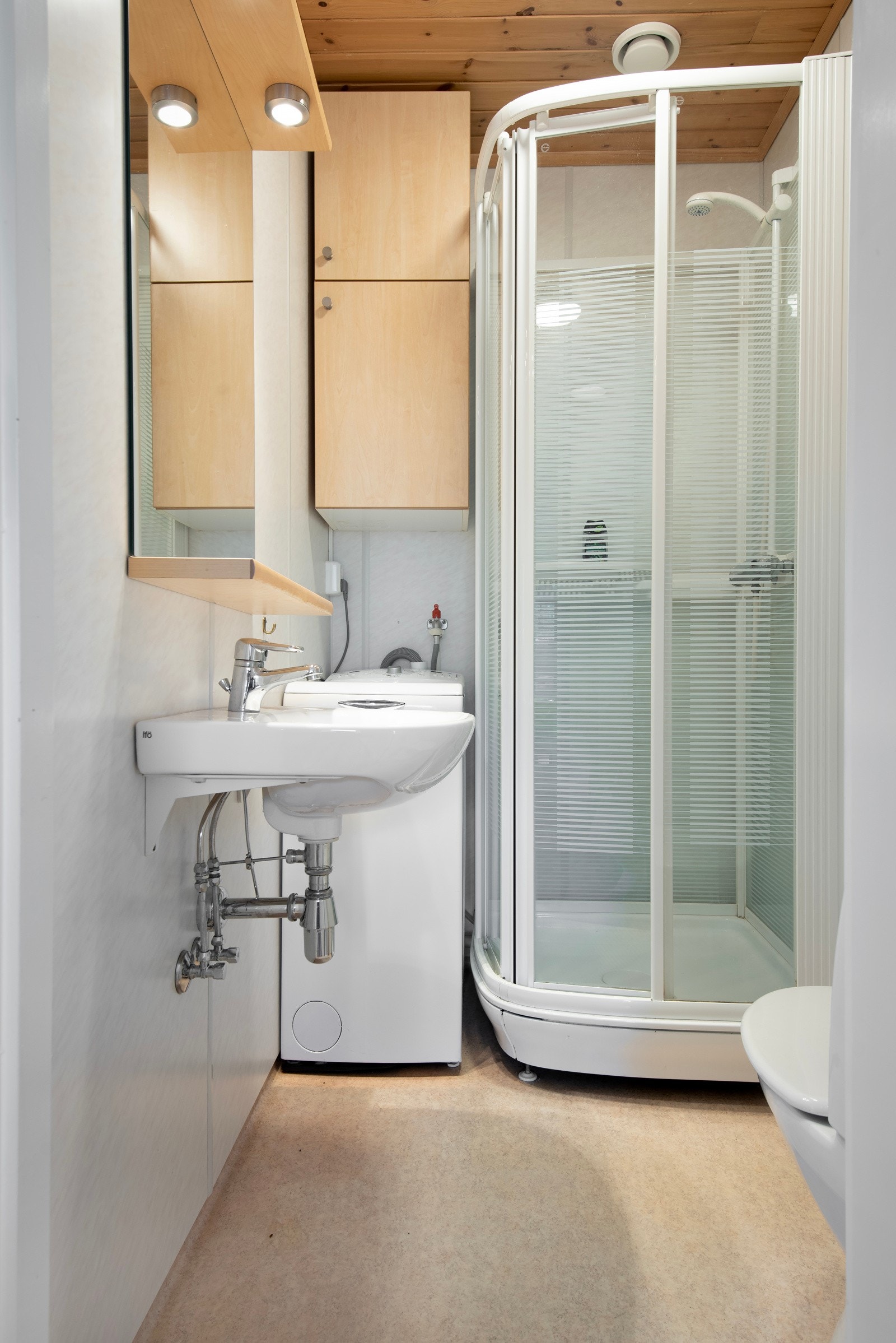 Badet i hybelen har dusjkabinett, vask, og toalett. Det er varme i gulvet. Galleribilde