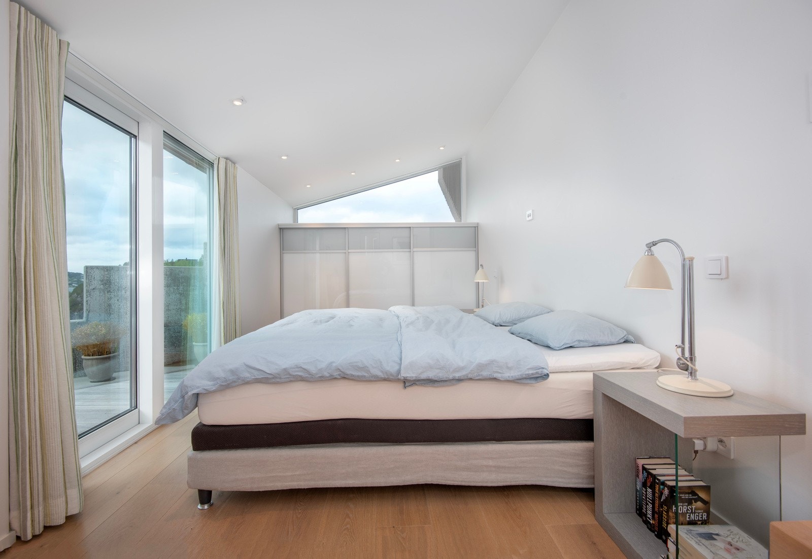 Hovedsoverommet i hoveddelen er lyst og pent, med god plass. Skyvedørsgarderobe. Elektriske lameller i vindu over garderoben. Galleribilde