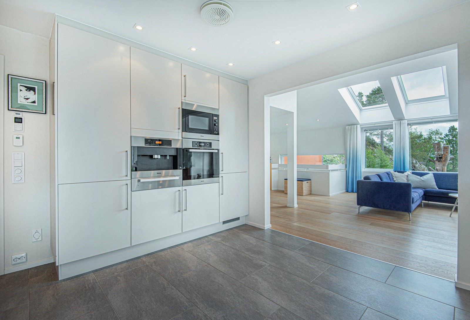 - praktisk med komfyr og mikro i høyden. Her er også kaffemaskin, bred platetopp, kjøleskap/ frys, kjøleskuff, oppvaskmaskin mm. Galleribilde