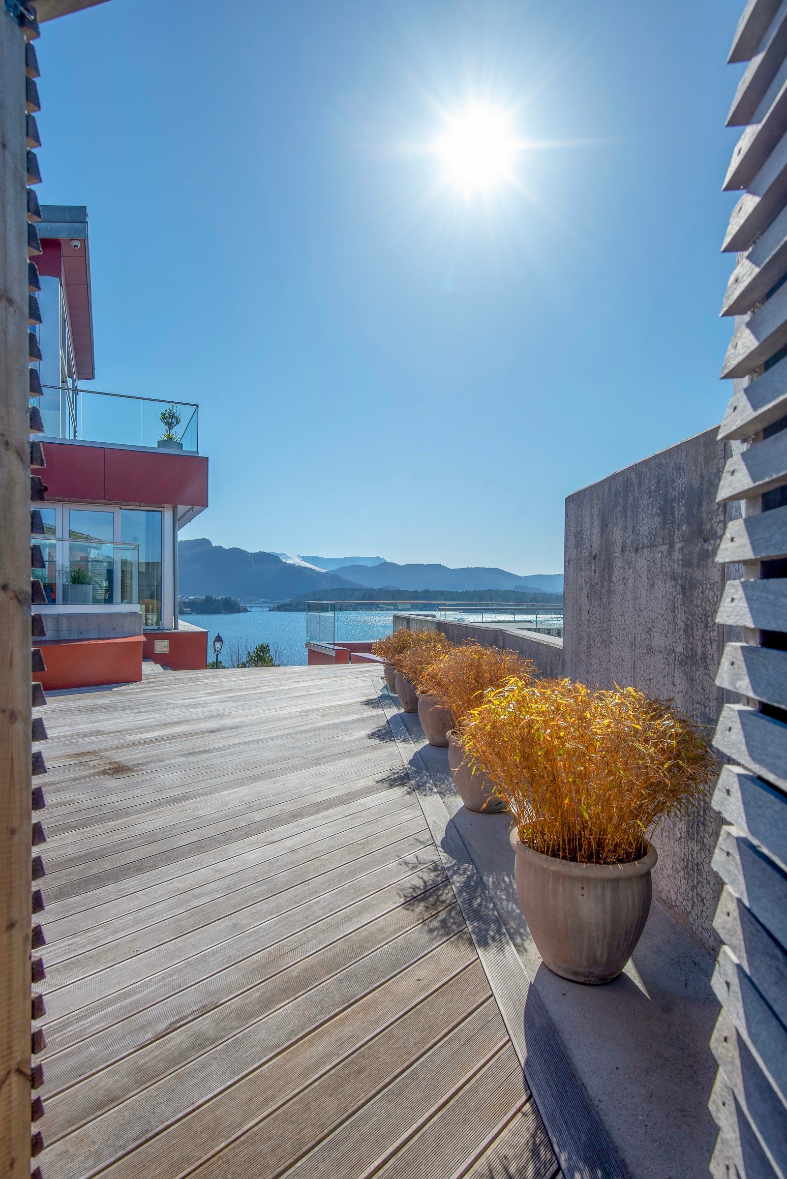 Det er mange soner også i utearealene hvor man kan finne seg en lun solplass. Galleribilde