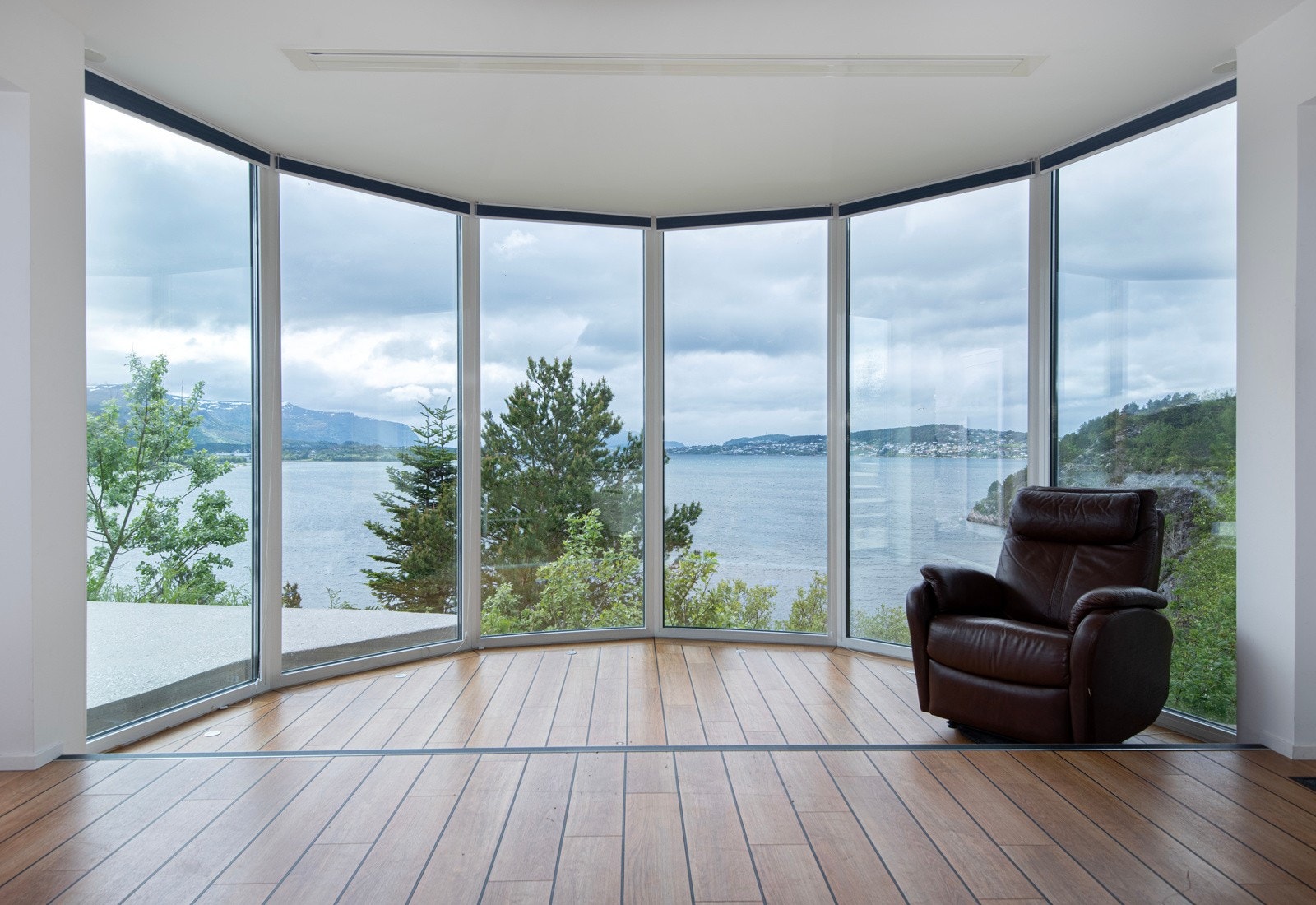 Hagestue/ anneks med vinduer i bue mot den flotte utsikten. Galleribilde