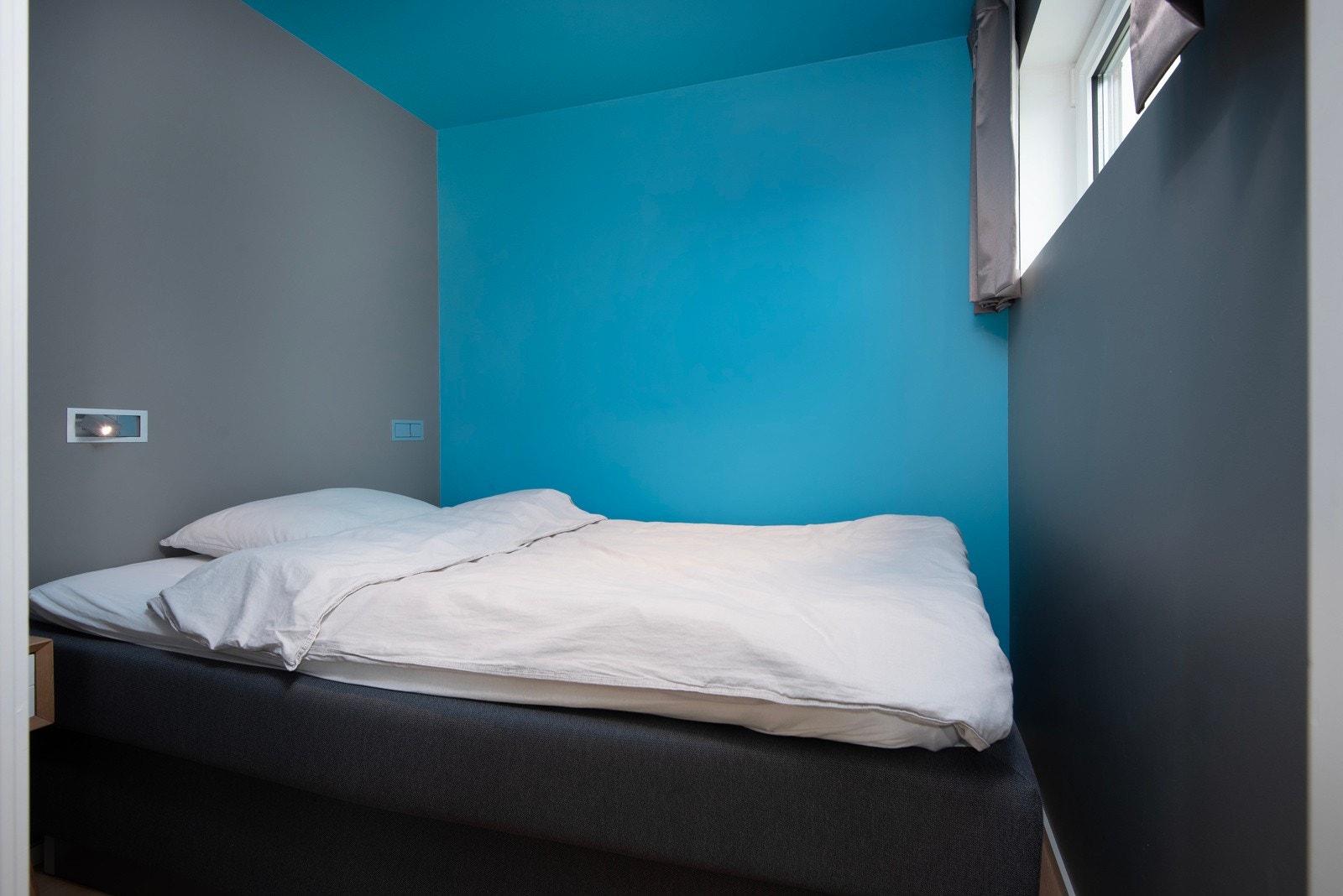 Et rom i øverste etasje som benyttes til soverom/ gjesterom. Galleribilde