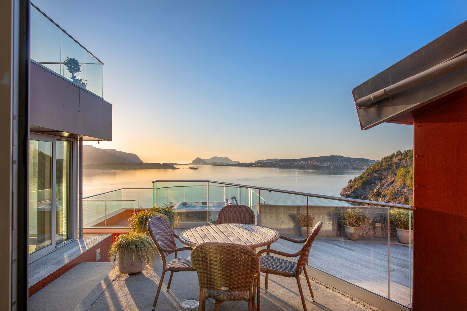 Magisk flott beliggenhet, ytterst på neset med fri panormautsikt. Galleribilde