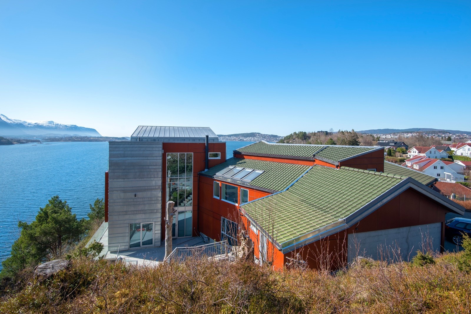 Det meste av huset er fra 2012, høy standard med hollandsk pannestein og sink på tak, Prodema vedlikeholdsfrie fasadeplater på vegger, glassrekkverk og store vinduer. I bakkant av garasje er det en stor sykkel/sportsbod. Galleribilde