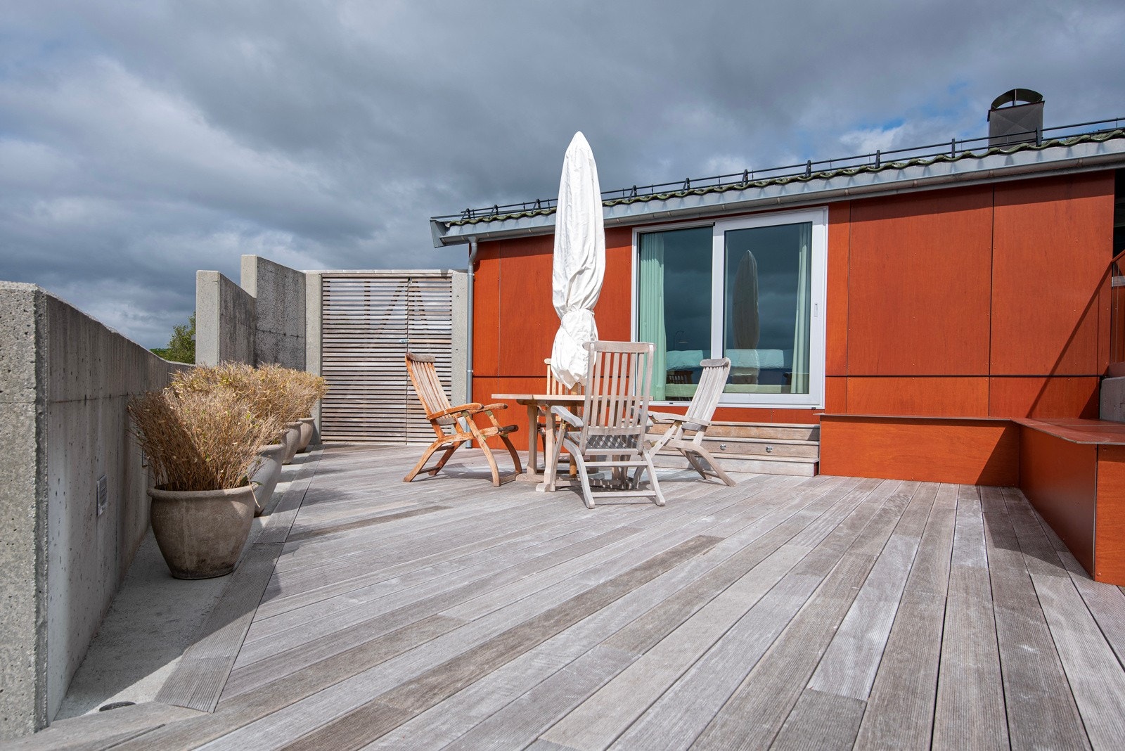 Terrasseel utenfor soveromsavdelingen - skyvedør fra soverom til terrasse. Galleribilde