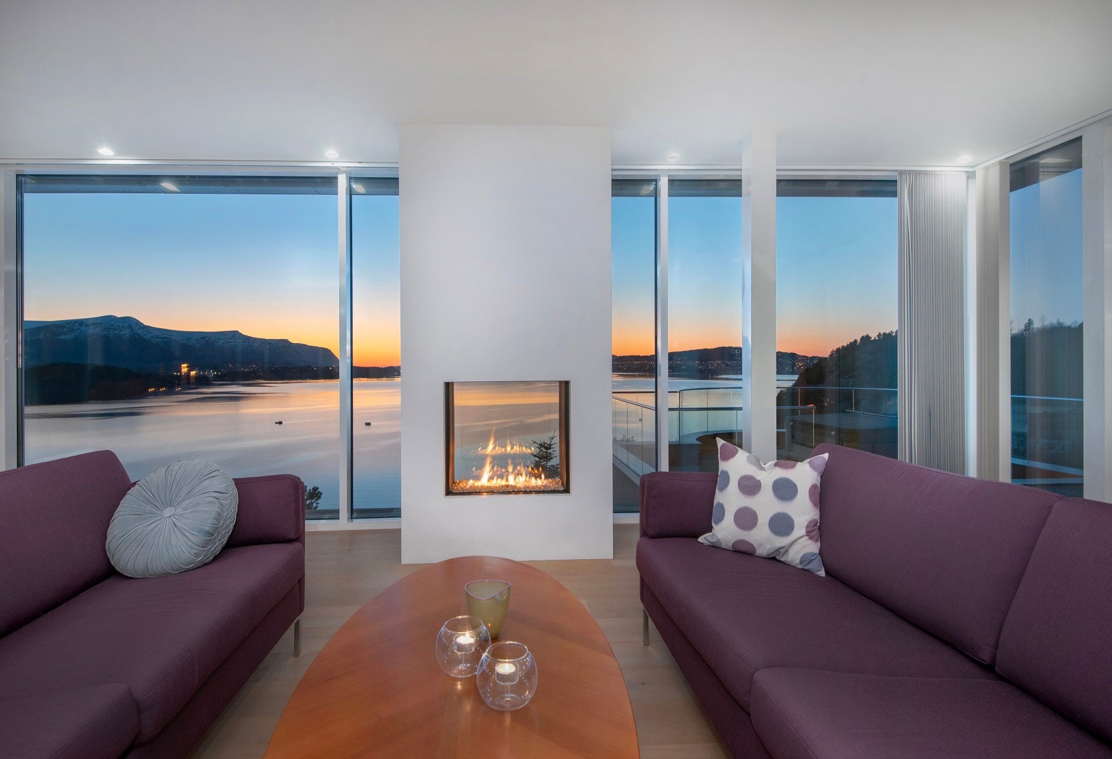 Stuen har en spektakulær utsikt både mot sør og mot vest. Vinduer fra gulv til tak lar utsikten komme til sin rett. Galleribilde