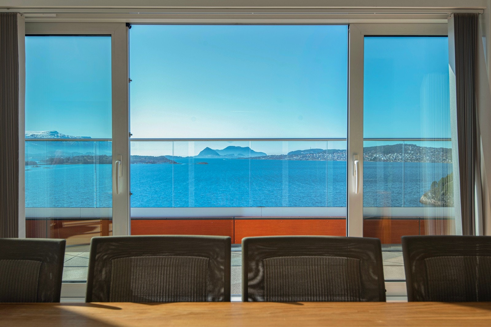 Gjennomgående for hele boligen er mye lys og store vindusflater, dette gjør at utsikten kommer til sin rett. Galleribilde