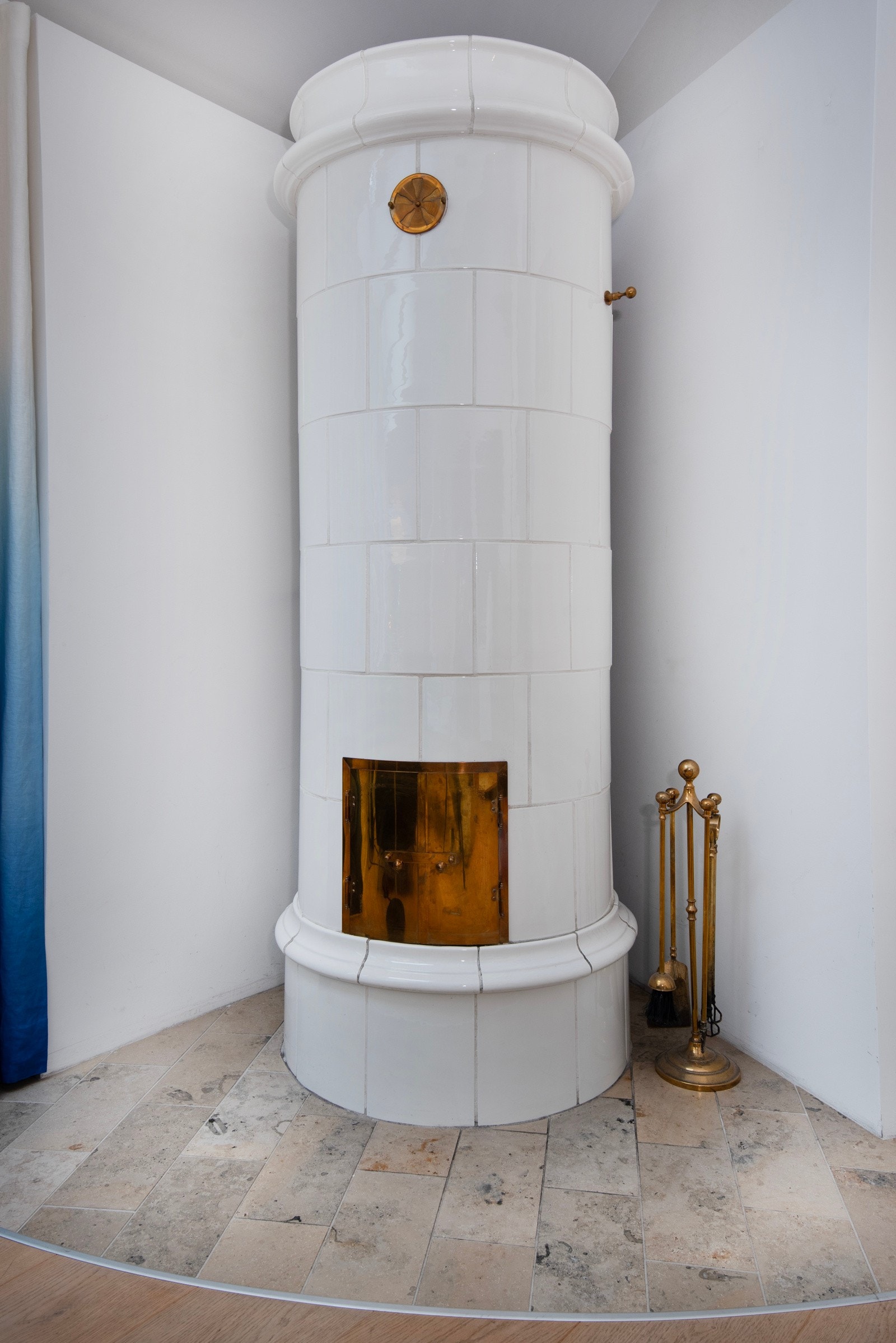 Kakkelovnen er både vakker å se på, samt den gjør godt på kalde dager. Galleribilde