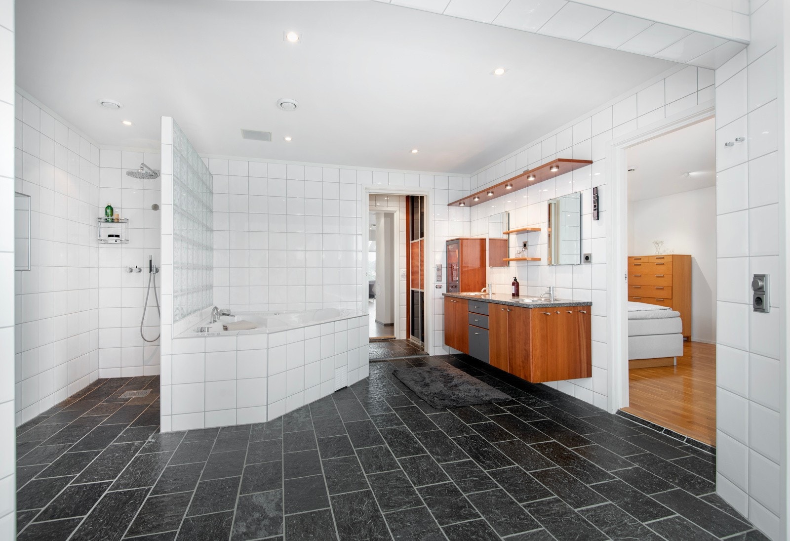 Badet har god størrelse og det er badekar samt egen dusjsone. Galleribilde