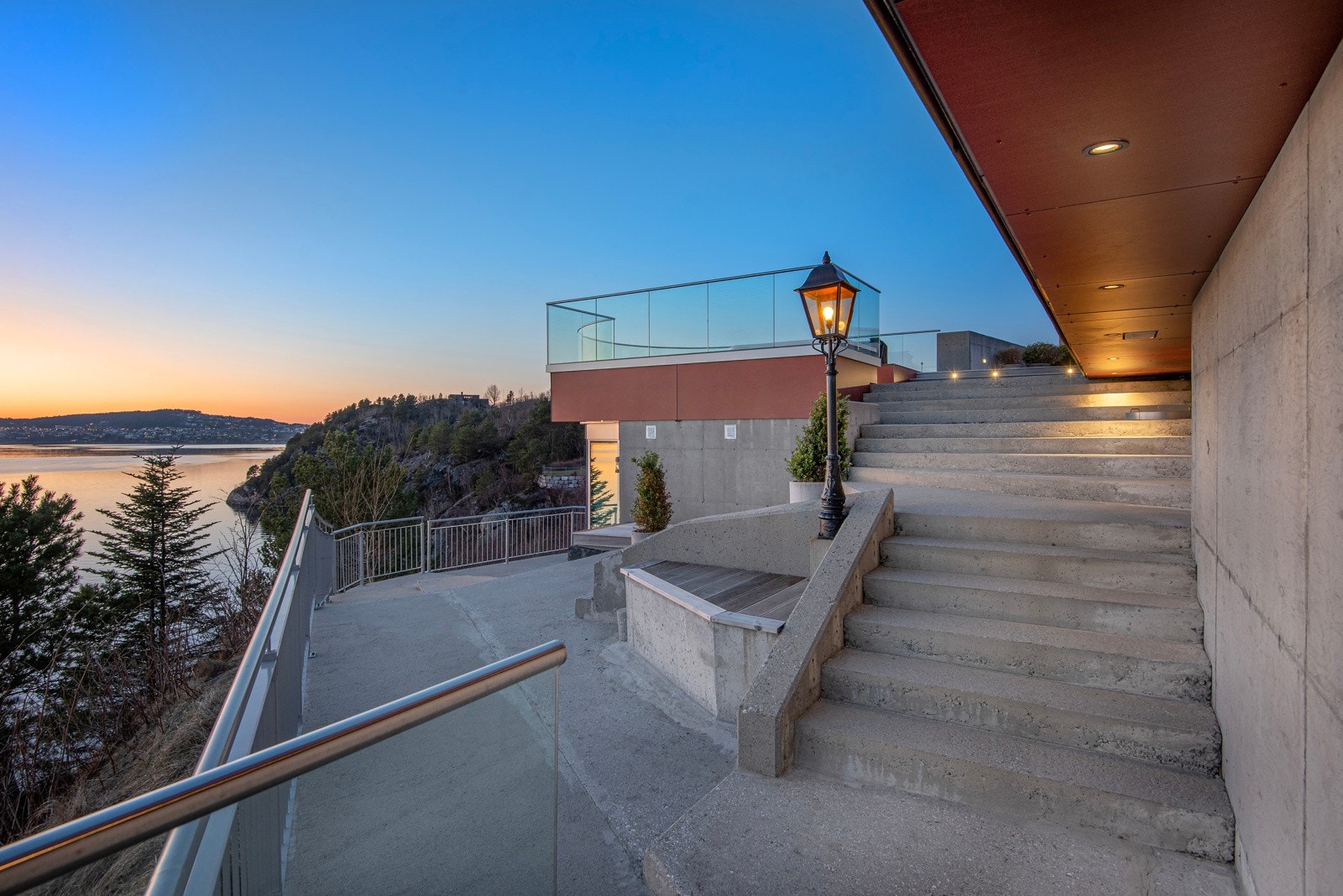 Pent opparbeidet med støpte trapper og uteplasser, glassrekkverk og fin flyt mellom de ulike sonene utvendig. Galleribilde