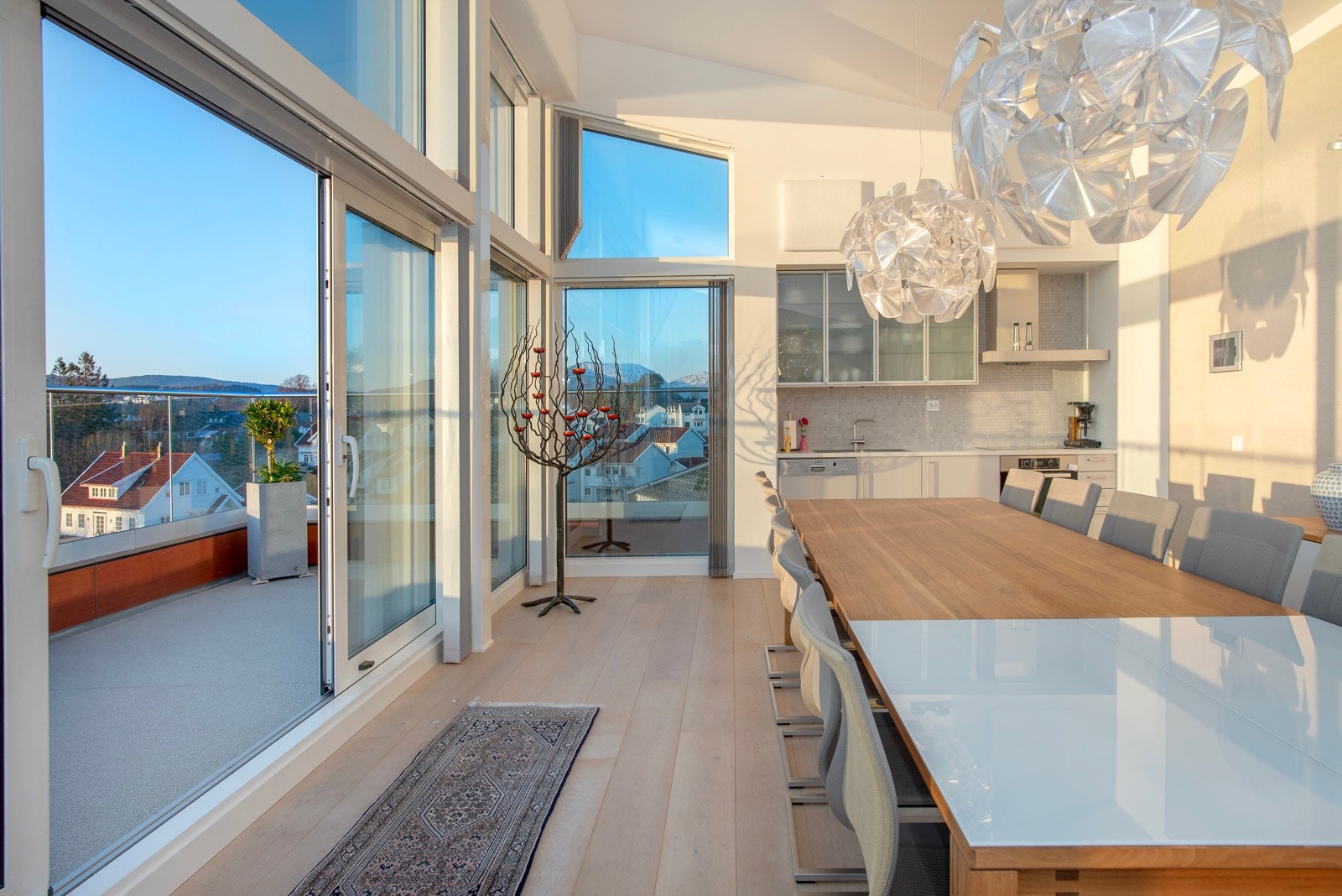 - legg merke til takhøyden og den vakre utsikten. Galleribilde