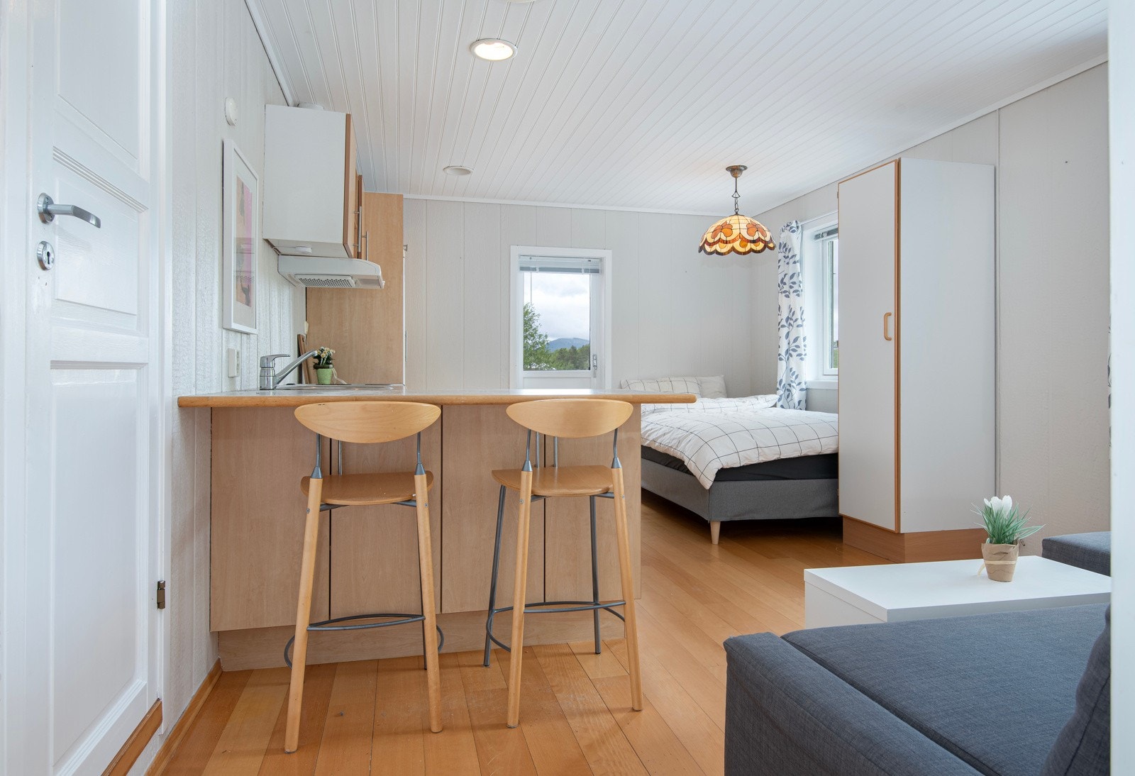 Hybel mot nord ved inngangsparti. Består av ett stort rom + baderom. Galleribilde