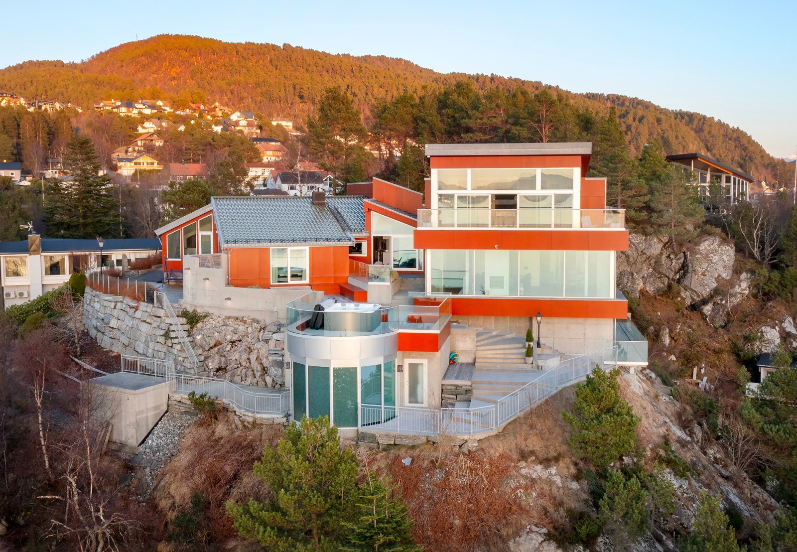 Tomten er på 2016 kvm og byr på massevis av boltreplass på flotte solterrasser og også noe hage. Galleribilde