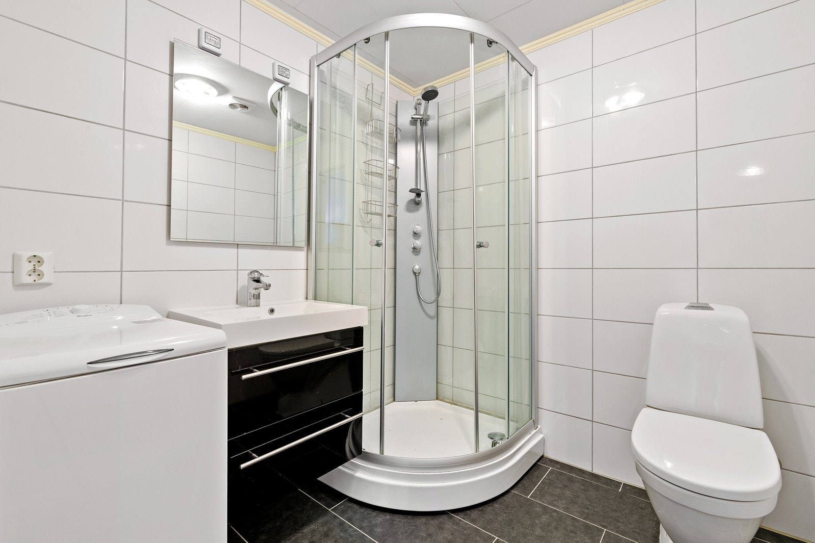 Badet i utleiedelen med vask, toalett, dusjkabinett og opplegg for vaskemaskin. Galleribilde