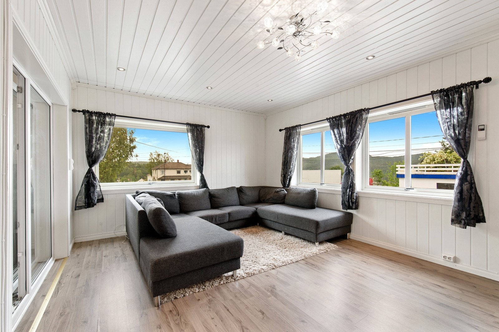 Stor stue med god plass til sofagruppe. Galleribilde
