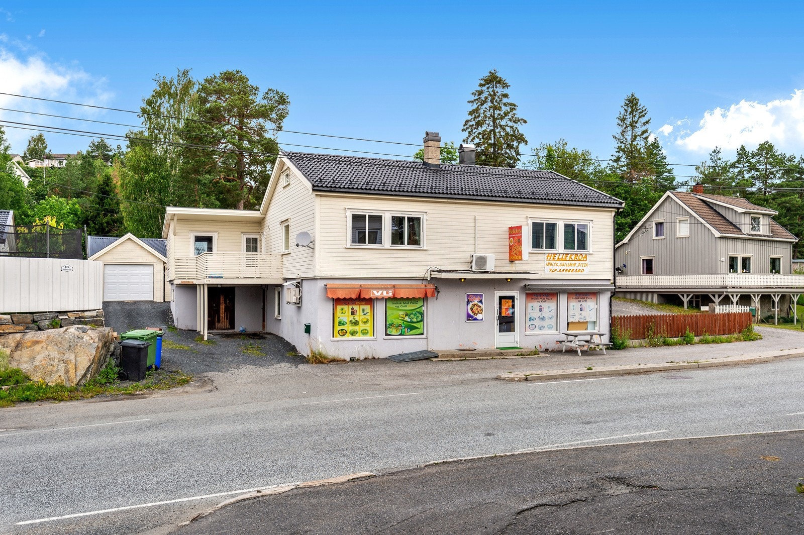 Enebolig med næringsdel og utleiedel i 1.etasje. Galleribilde