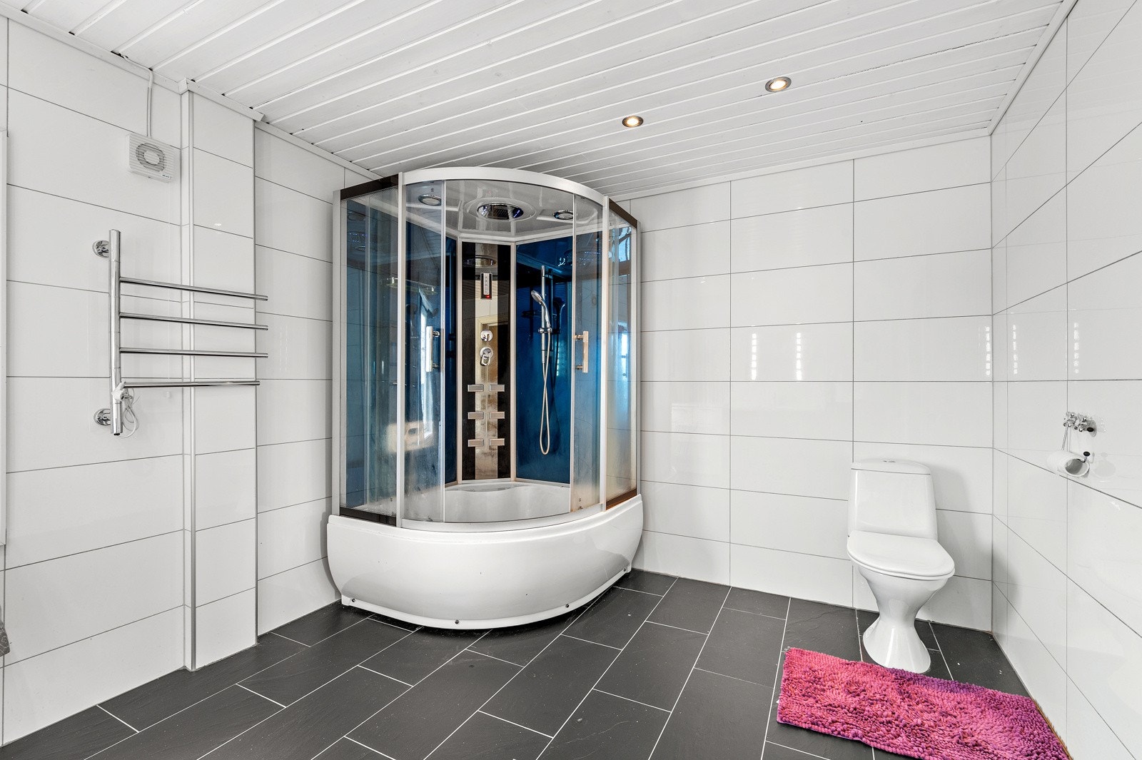 Badet inneholder vask, toalett og dusjkabinett. Galleribilde