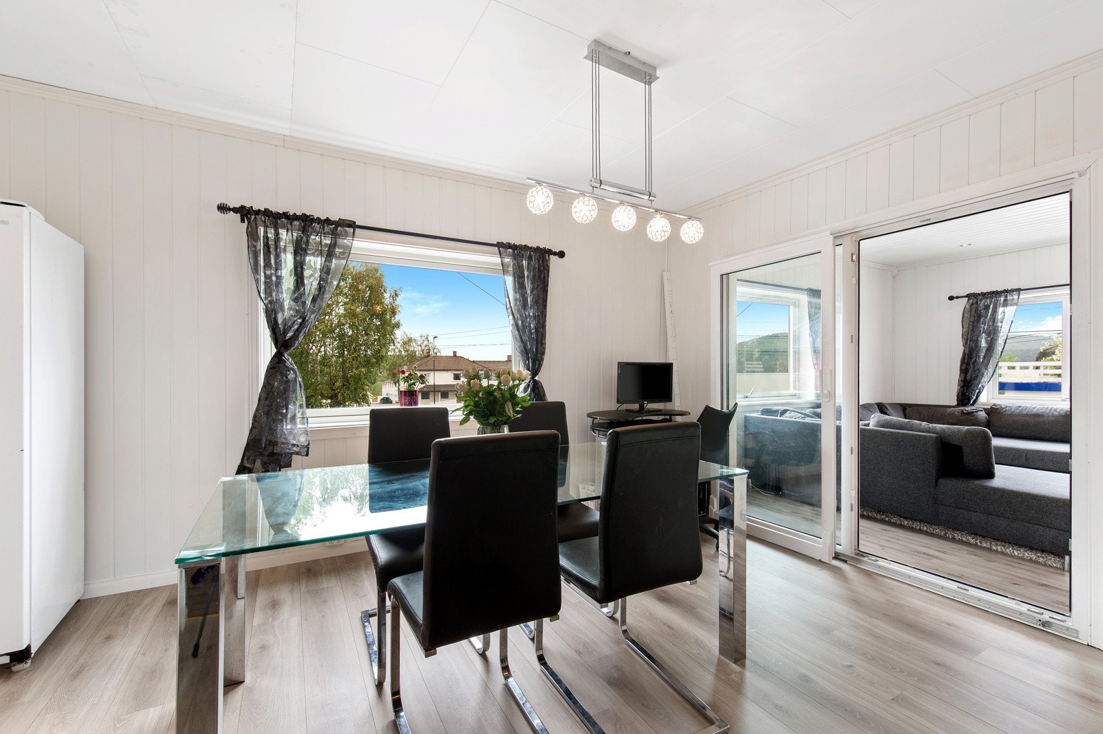 Spisestue med plass til hele familien og venner. Galleribilde