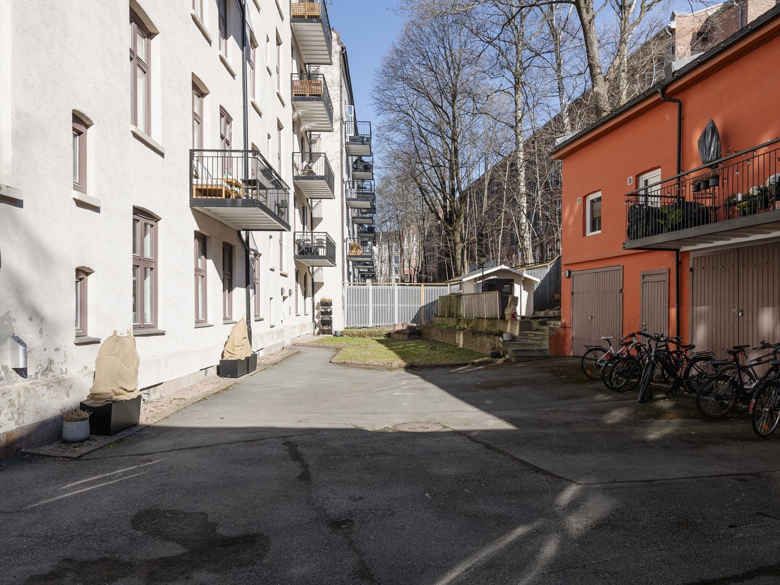 Borettslaget har en hyggelig felles bakgård med sittegrupper, sykkelstativ og diverse beplantning. Galleribilde