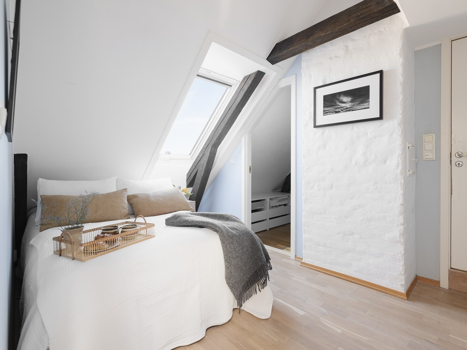 Fra soverommet er et videre tilgang til et eget walk-in/omkledningssrom. Galleribilde