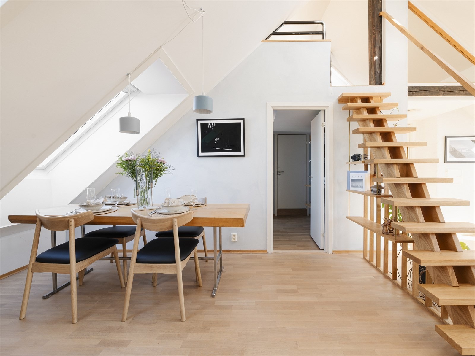 Ifm. kjøkkenet er det god plass til et stort spisebord for sosiale lag. Galleribilde