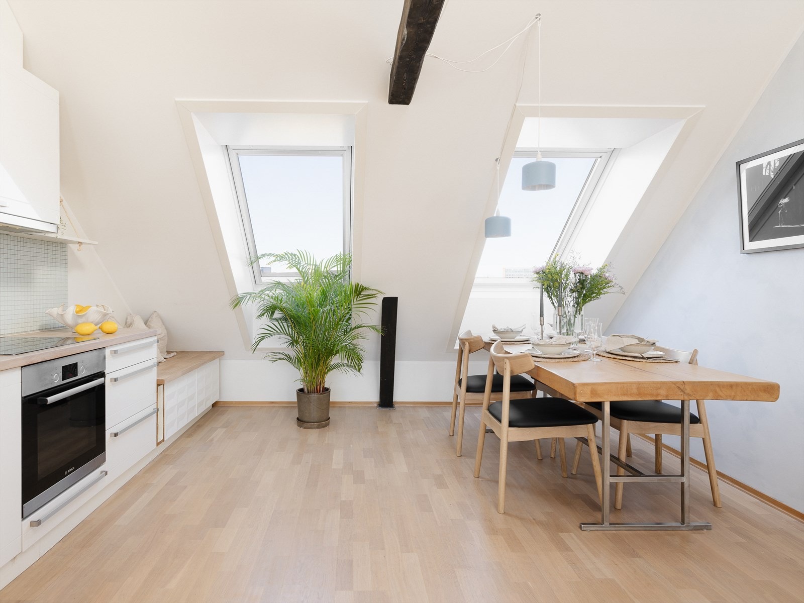 Innredningen er i senere tid oppgradert med to ny benkemoduler i 2019. Integrert komfyr fra 2017. Galleribilde