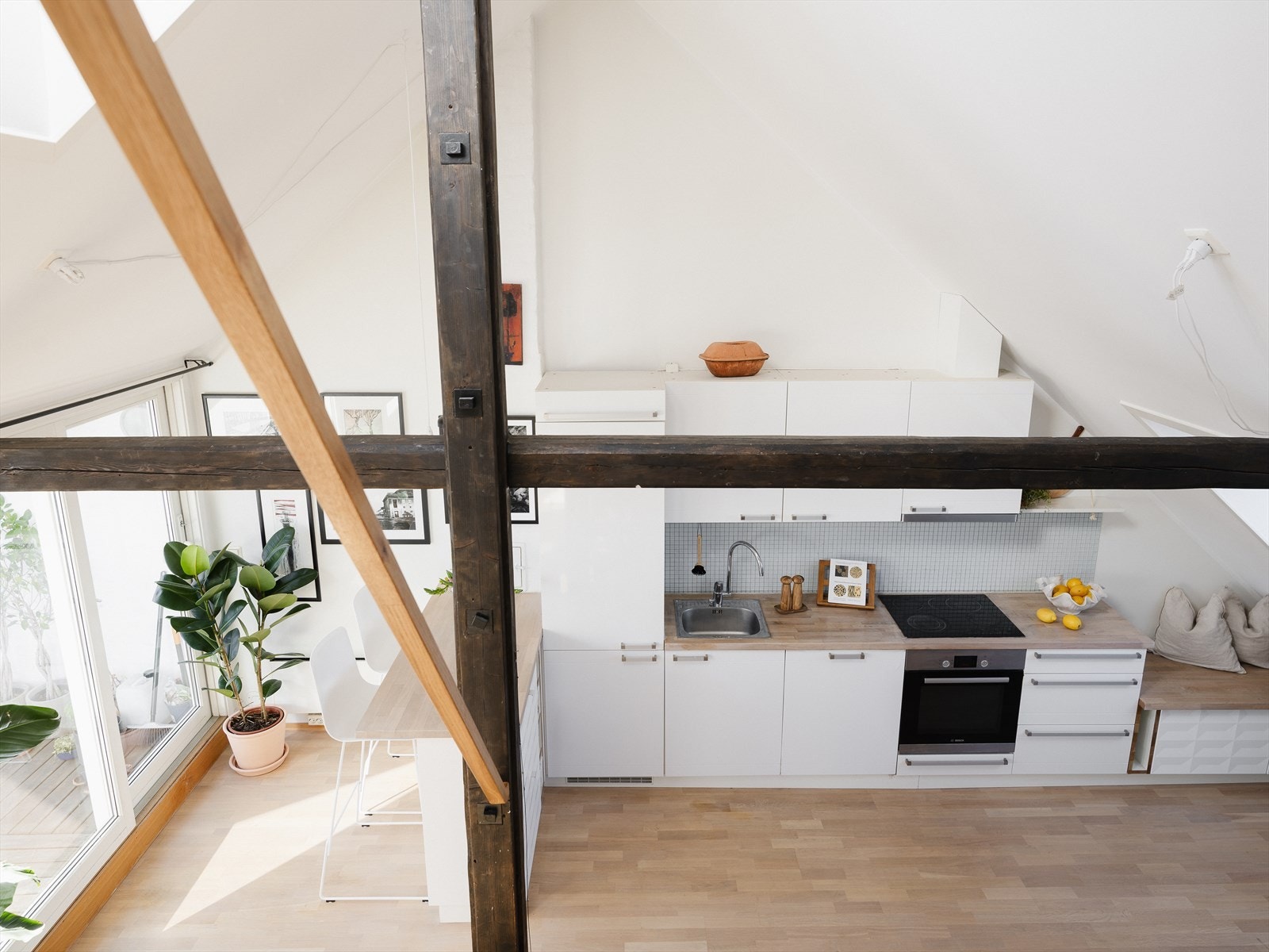 Leiligheten har et samlet gulvareal på ca. 68 m2 hvor det er en åpen planløsning som utgjør et stort allrom. Parketten er fra 2007, men senere slipt og oljet i 2022 (bortsett fra i bod og på hems). Galleribilde