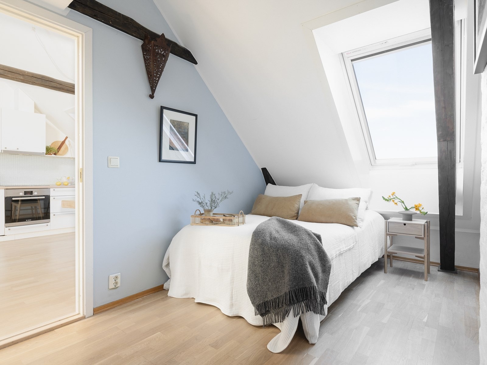 Innenfor kjøkkenet finner man leilighetens soverom. Galleribilde