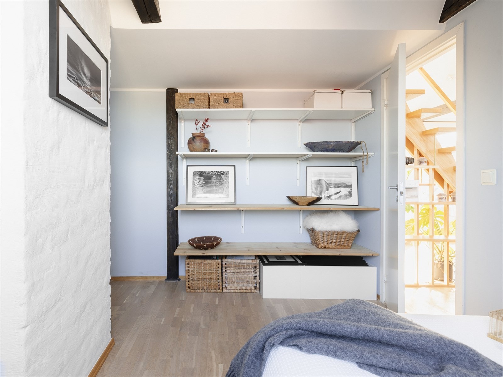 Dekoriativ hylleløsning med gode oppbevaringsmuligheter for smånips og øvrig. Galleribilde