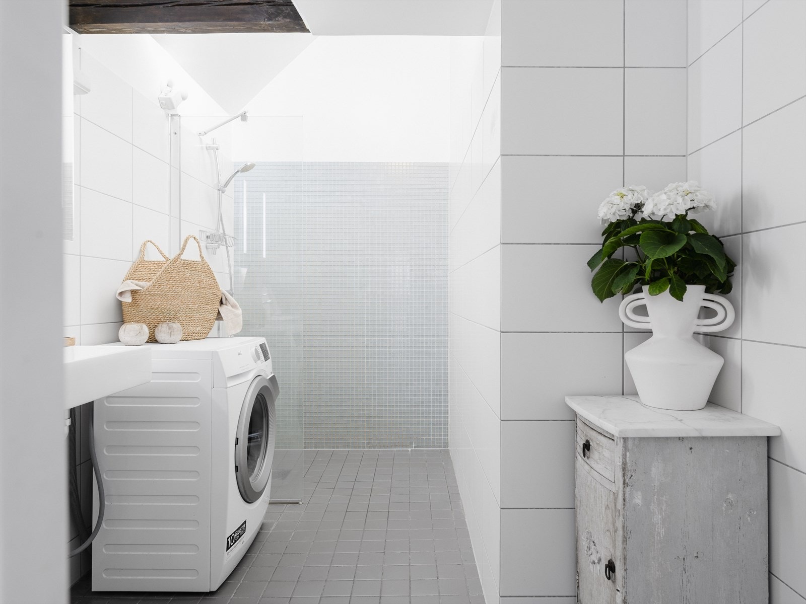 Badet har en lys og tidnsøytral utførelse, og ble oppført i 2006/2007 (byggeår) med bl.a nytt plast gulvsluk med klemring for foliemembran. Opplegg for vaskemaskin. Galleribilde