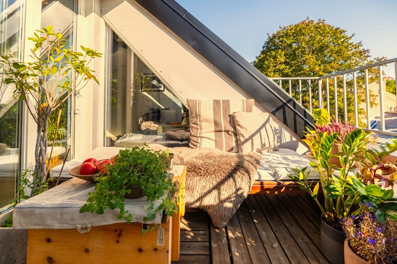 Fra det sosiale allrommet er det utgang til en fantastisk uteplass, vendt mot borettslagets rolige bakgård. Galleribilde