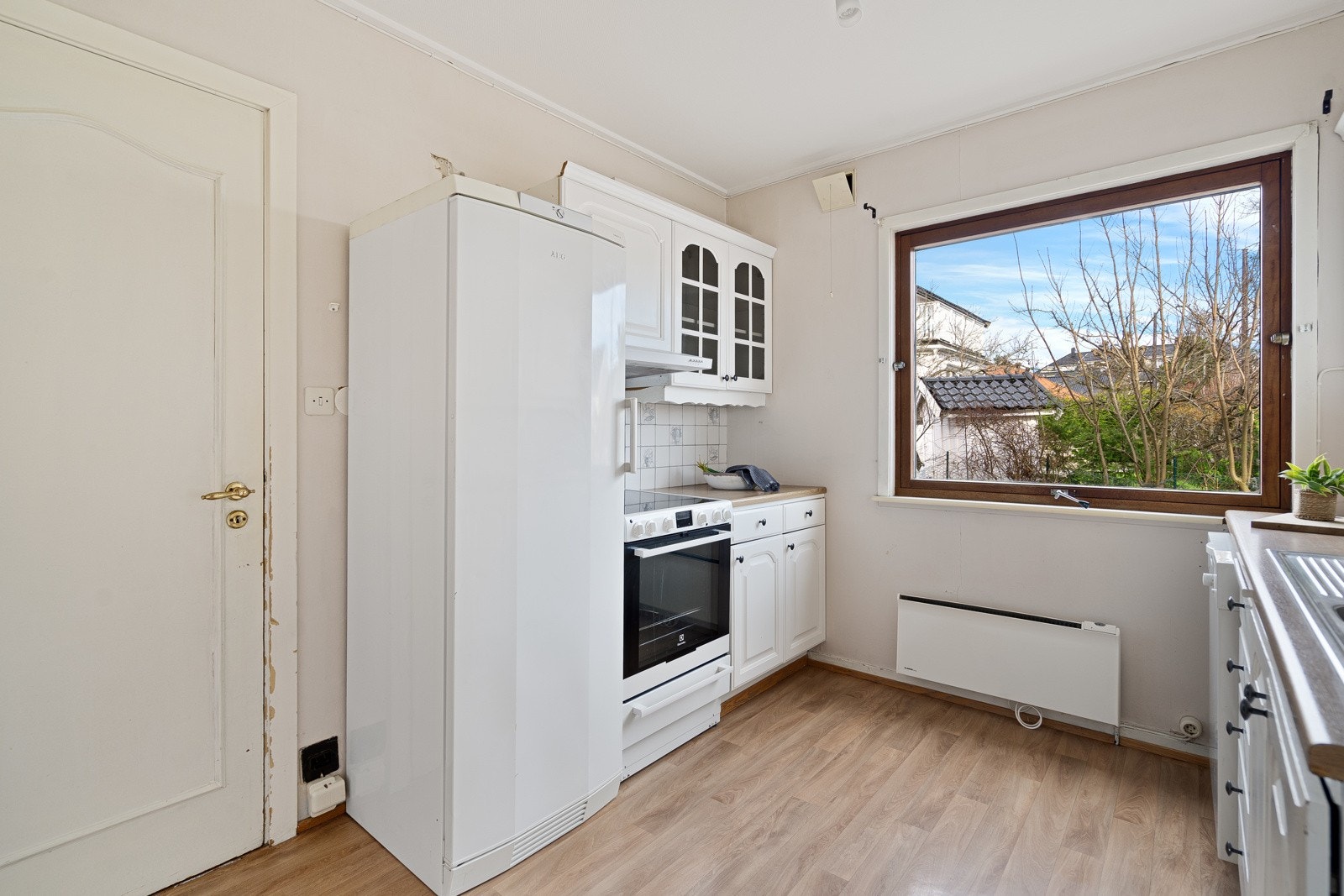 Ved kjøkkenet tar en bi-inngang deg enkelt ned til en kjeller med vaskerom og fem boder Galleribilde