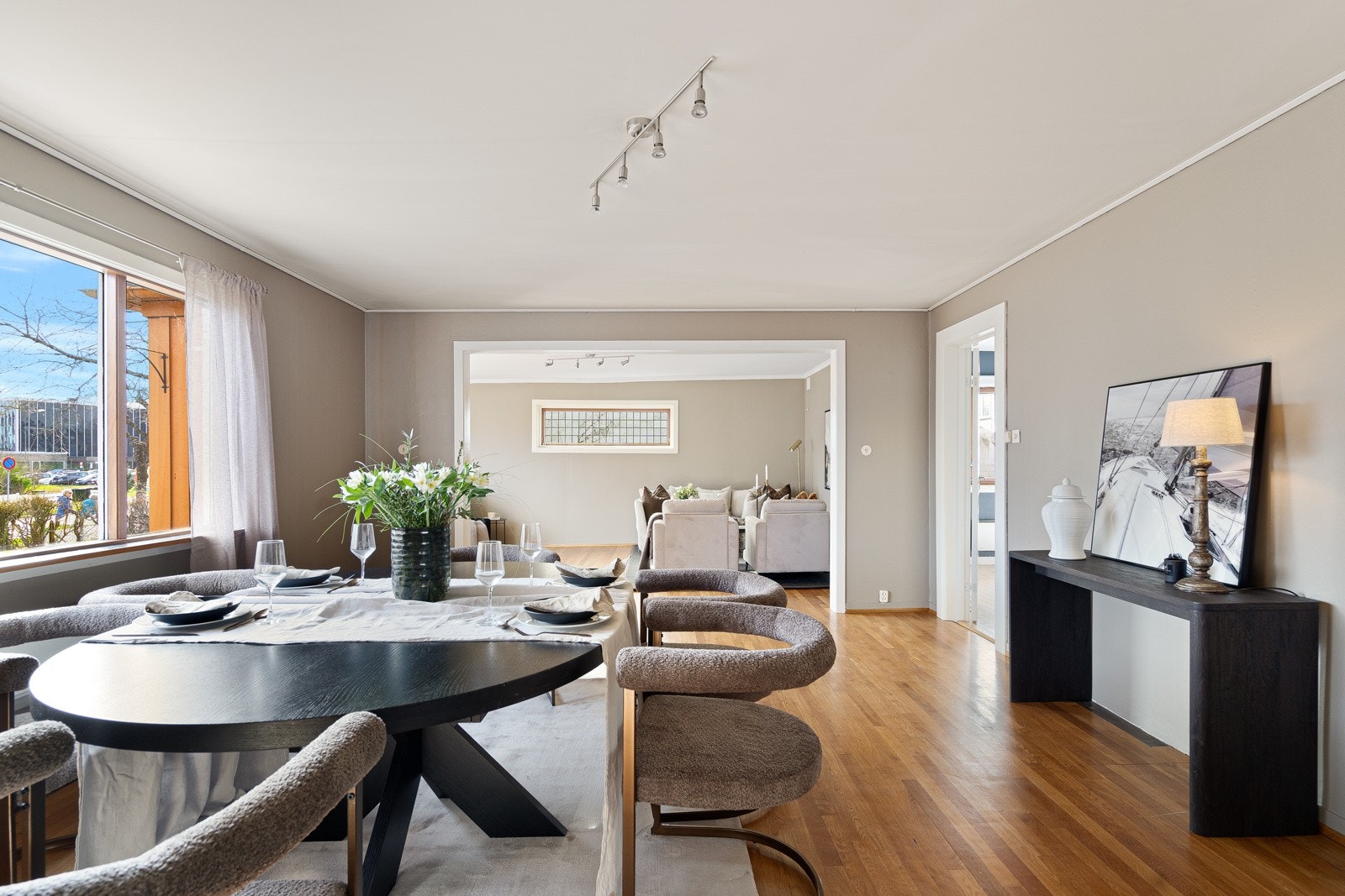 Boligen har to pene, tilstøtende stuer i direkte tilknytning, noe som gir ekstra fleksibilitet og god møbleringsfrihet. Galleribilde