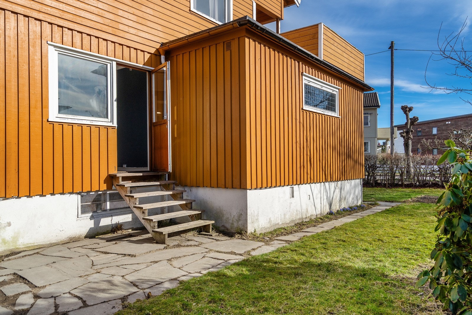 Utenfor hovedsoverommet er det en liten markterrasse med skifer, og her finner man enkelt roen i en hektisk hverdag. Galleribilde