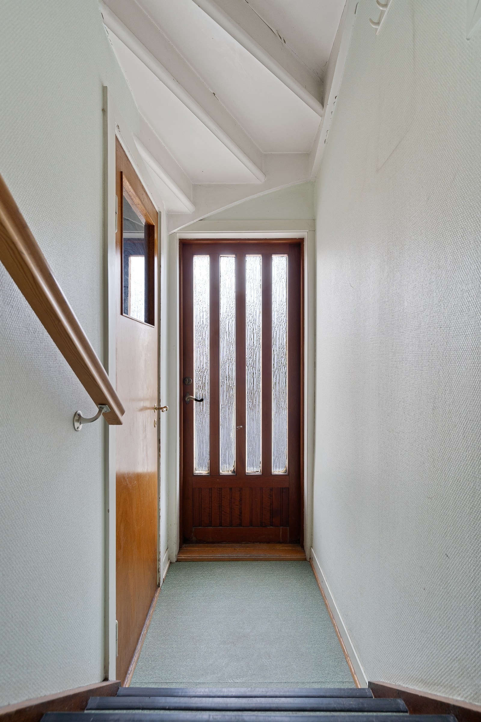 Bi-inngang ned til en stor kjeller med vaskerom og fem boder. Galleribilde