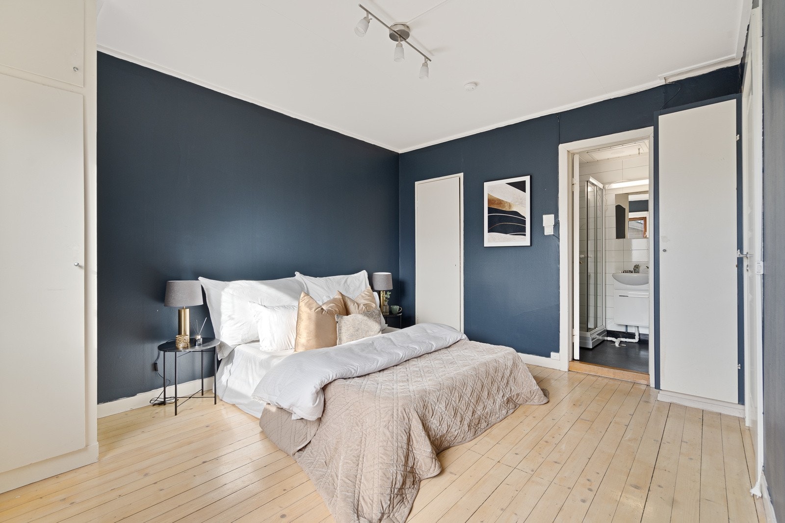 Hovedsoverommet er malt i en mørk blåtone for en lun og avslappende atmosfære. Her er det også inngang til bad. Galleribilde