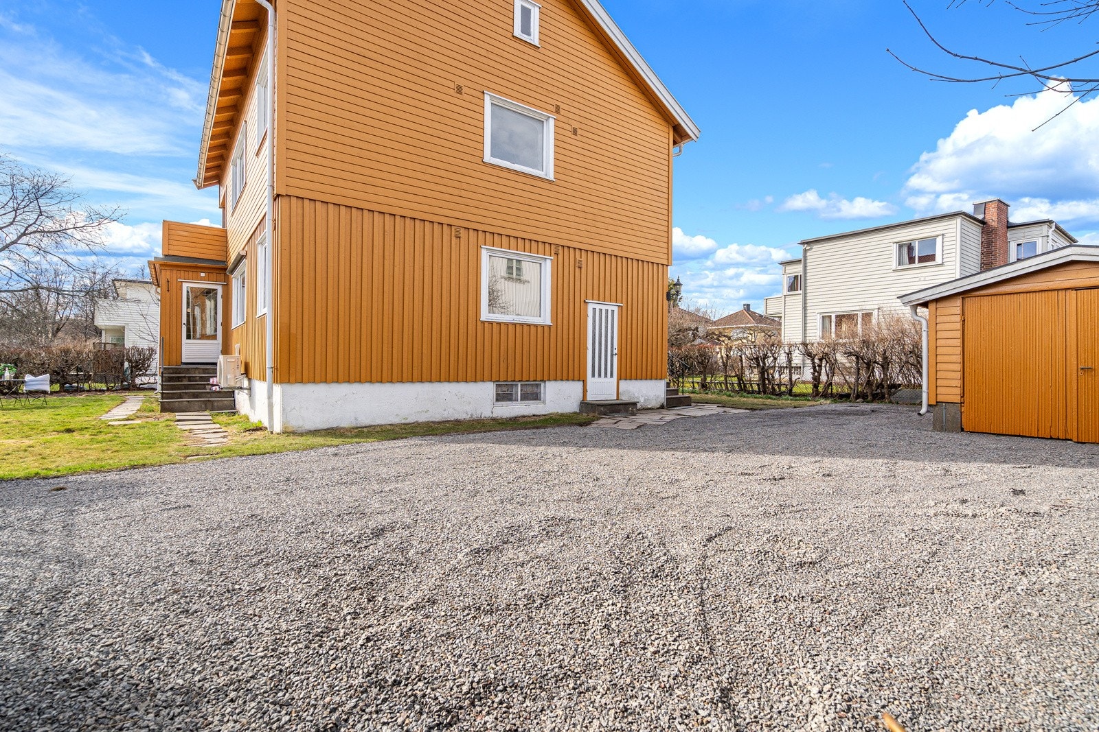 I tillegg til garasjen er det vedtektsfestet parkeringsplasser foran garasje. Galleribilde