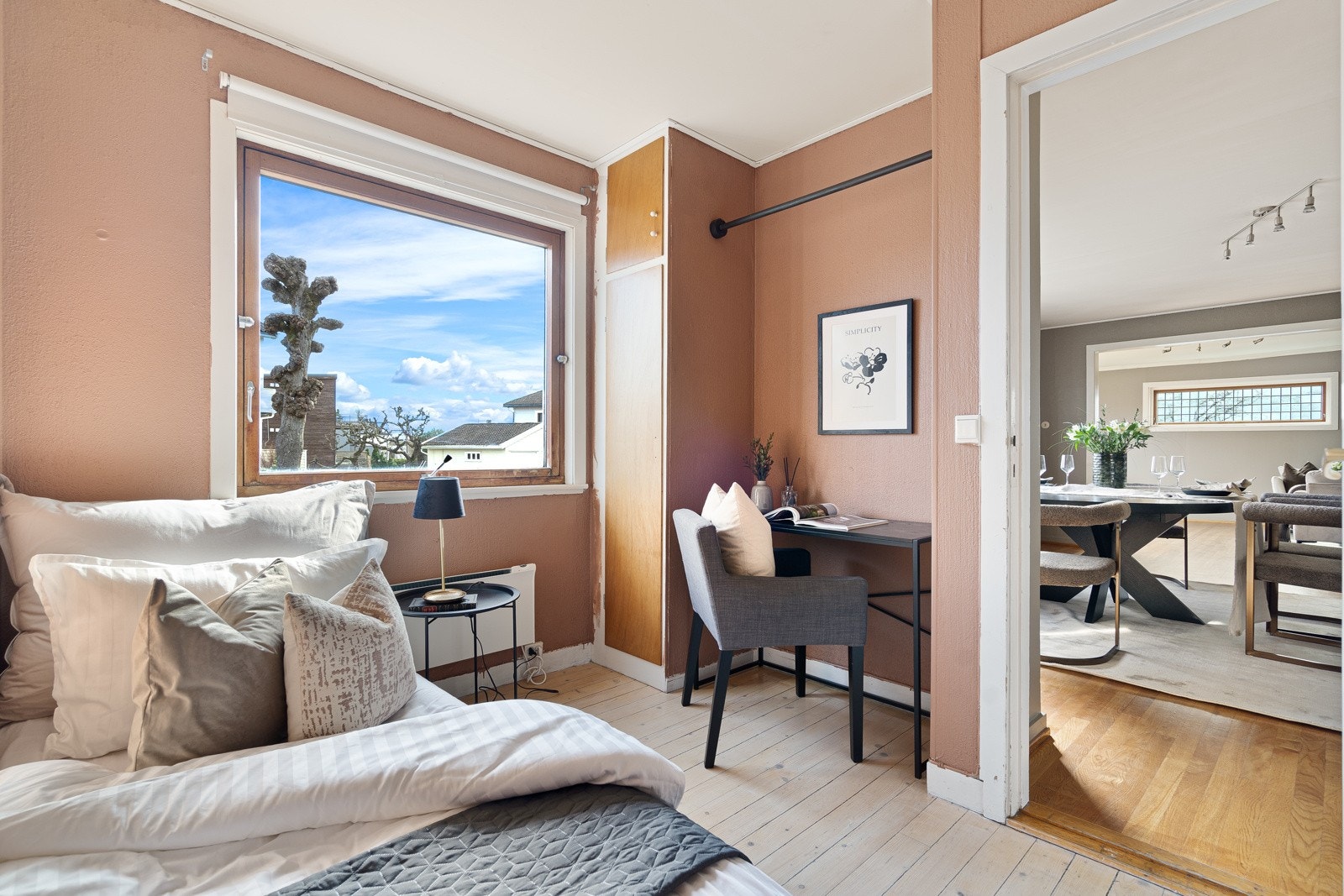 Hyggelig soverom med plass til både seng og kontorpult. Galleribilde