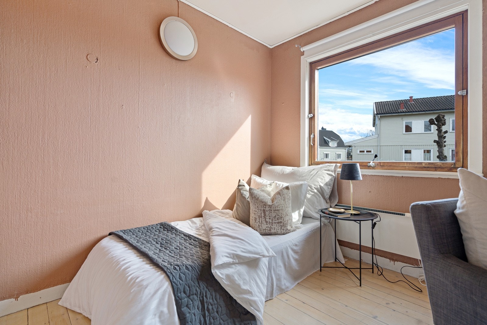 Det andre soverommet har et innebygd skap tilhørende stang for oppheng. Galleribilde