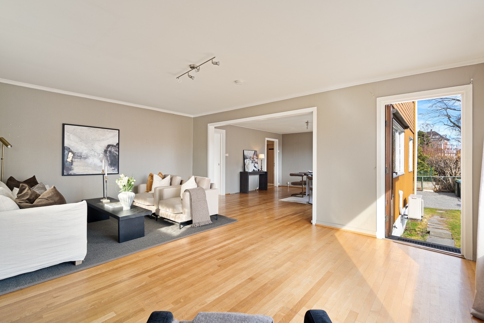 En glassdør fører ut til hagen, og hovedstuen har godt lysinnslipp via et stort vindu i front. Galleribilde