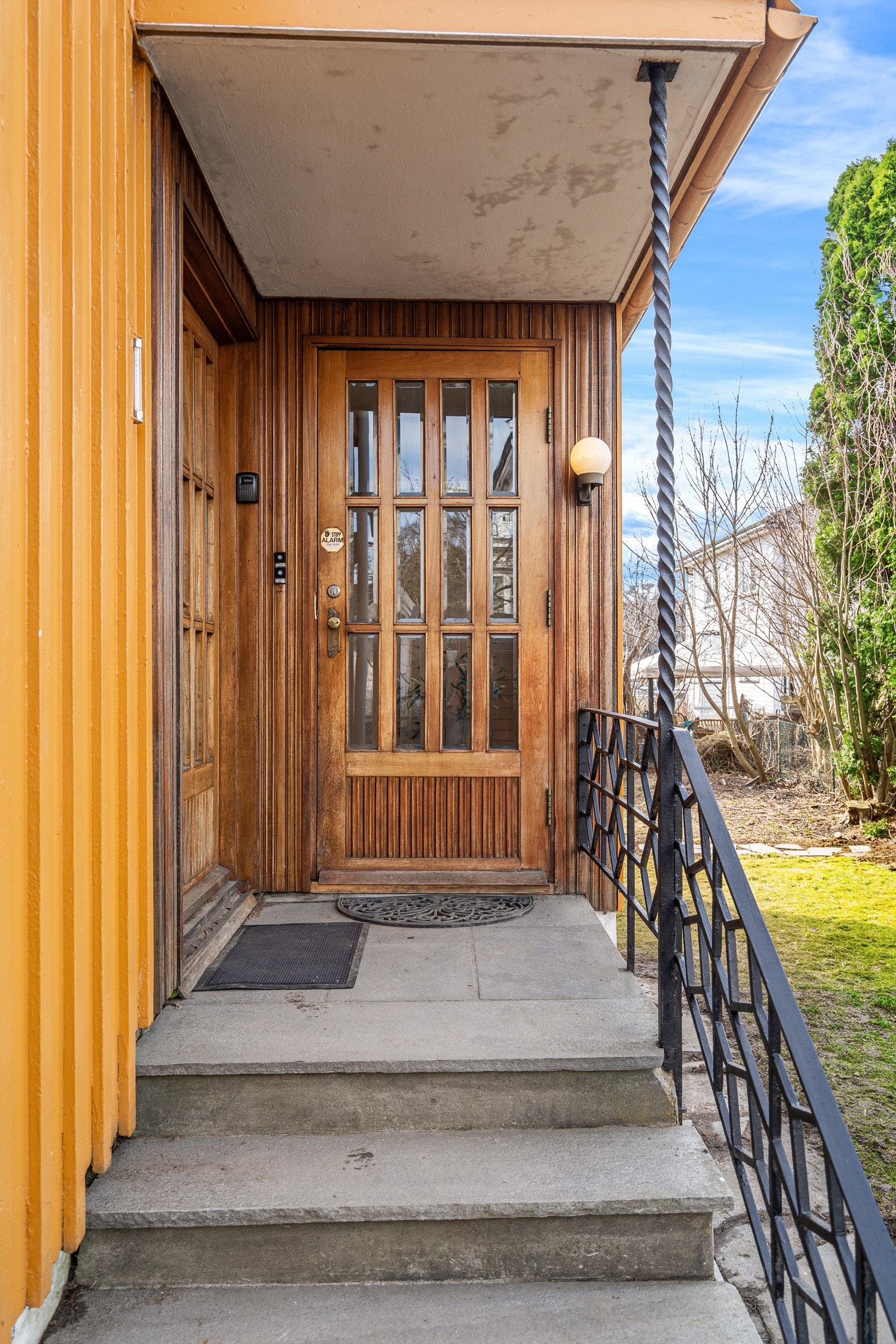 Boligen har adkomst via en overbygd ytterdør med belysning og ringeklokke. Galleribilde